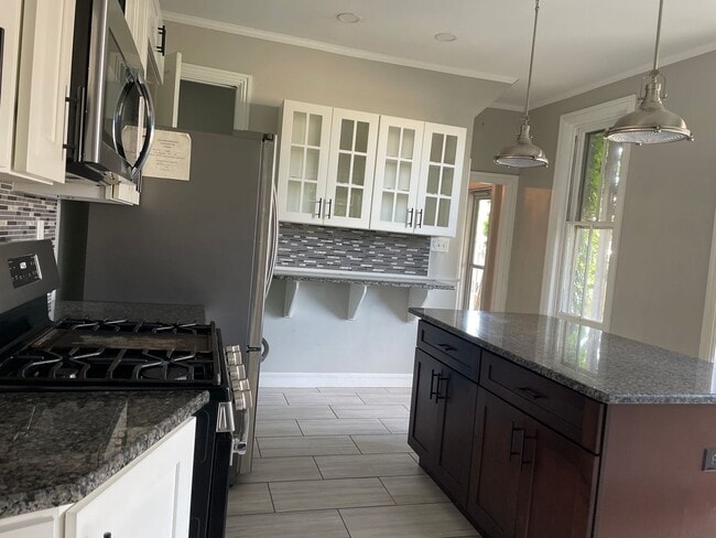 Building Photo - Beautifully Renovated Home in Columbia Bor...