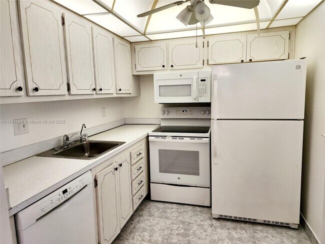 Building Photo - 700 Village Green Ct