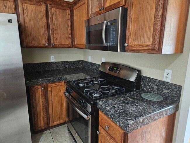 Building Photo - Spacious 4 bedroom, 2 1/2 bath House