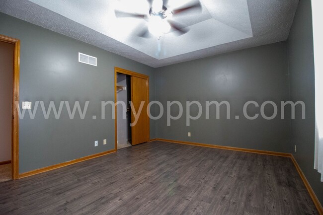 Building Photo - Must See! Well maintained 3 Bedrooms 2.5 B...