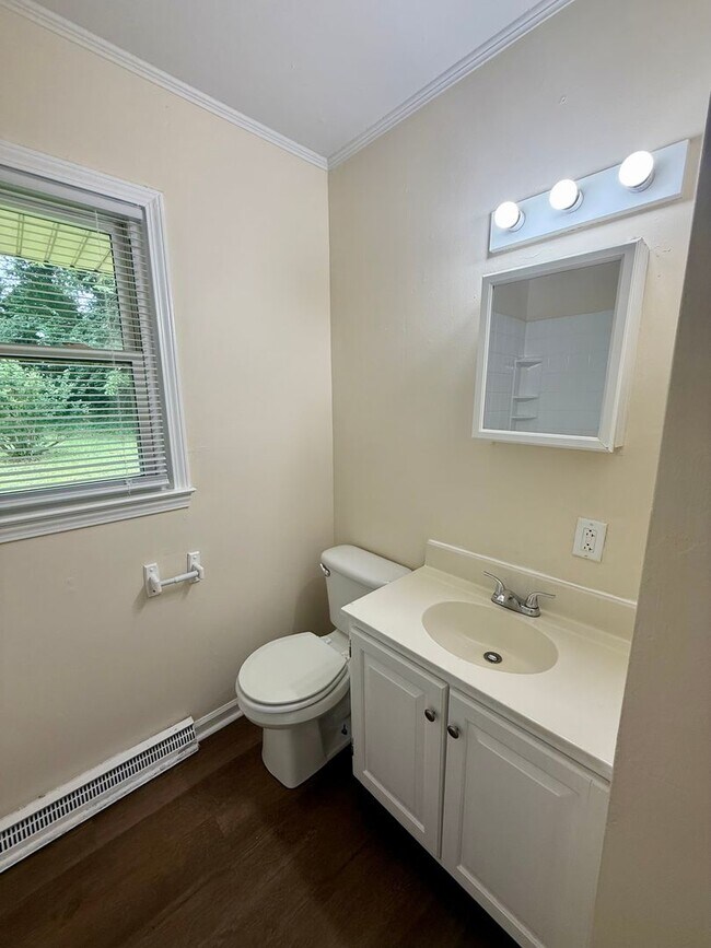 Building Photo - Three bedroom, 1 bath house in Burlington