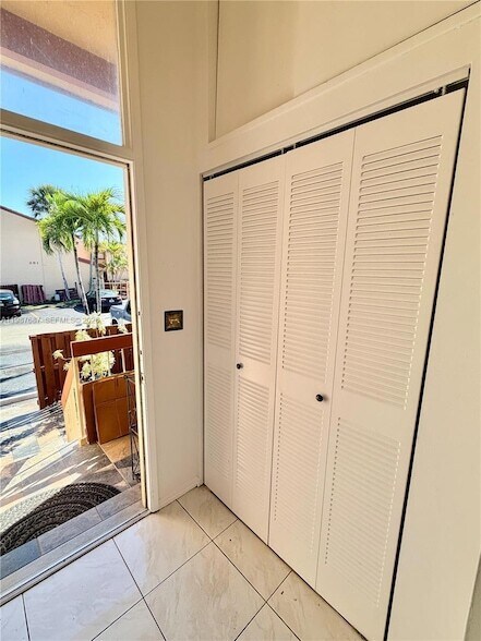 Building Photo - 281 W Park Dr