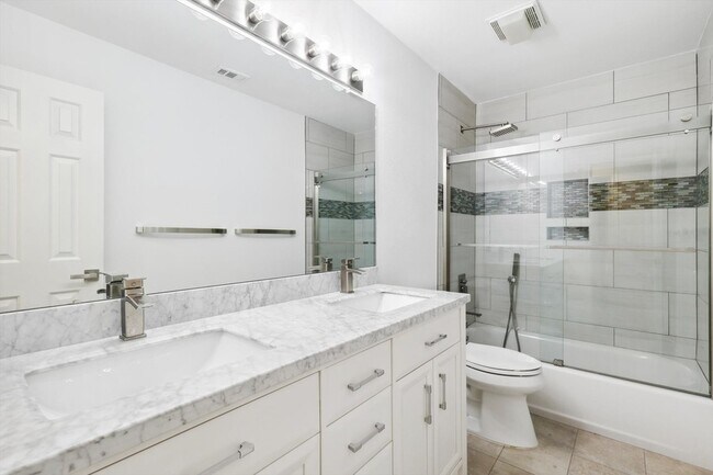 Building Photo - 6814 Hyacinth Ln