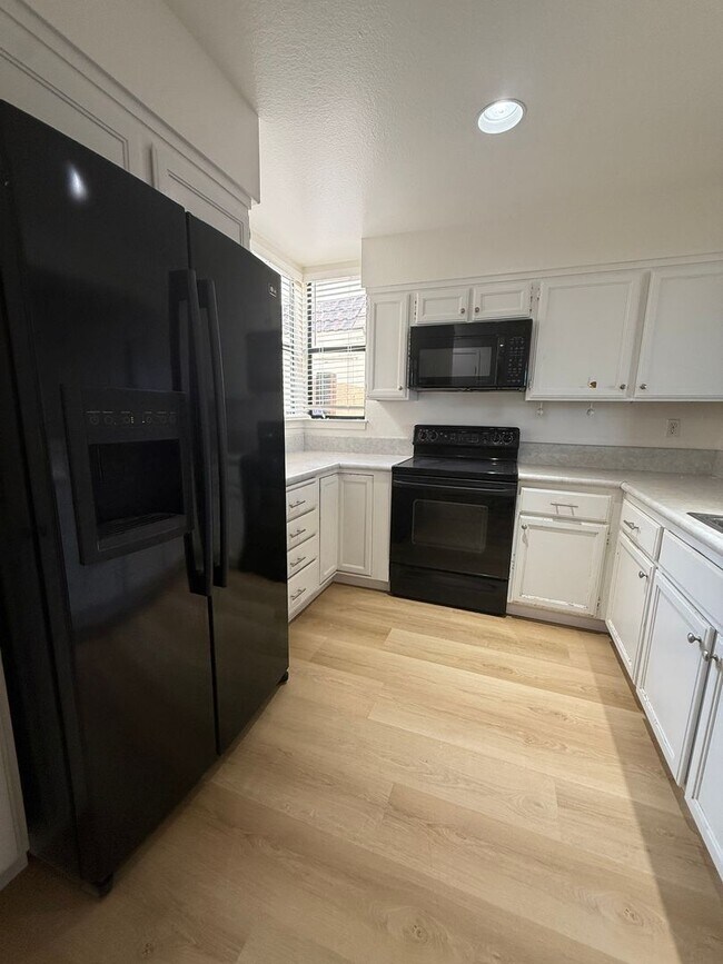 Building Photo - Mariners Landing Waterfront 1 Bed / 1 Bath Condo in Gated Community – Near Vallejo Ferry Building