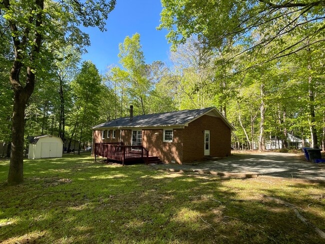 Building Photo - Lovely 3br 2ba home in quiet Chapel Hill neighborhood, walking distance to McDougle Elementary!
