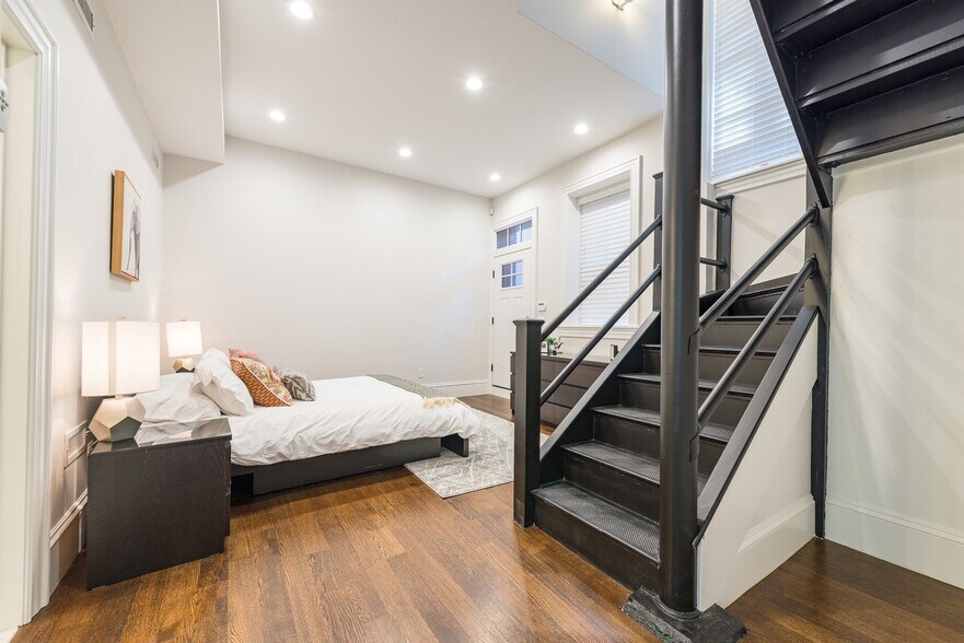 Building Photo - 2044 Beacon St