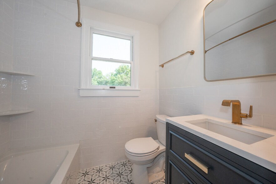 Building Photo - 503 Poplar Rd