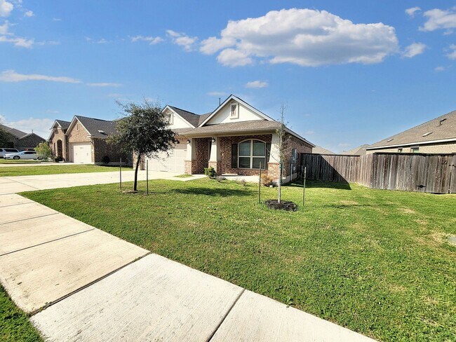 Building Photo - Beautiful One Level 3 BR / 2 BA Home for R...