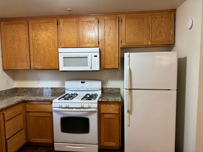 Building Photo - Charming 2 Bedroom 1.5 Bathroom Townhome w...