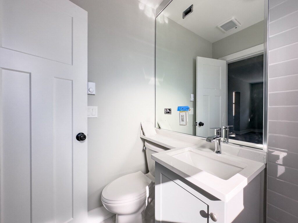 Building Photo - 510 W Belmont Ave