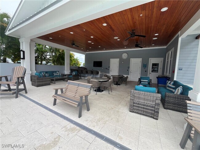 Building Photo - 2035-2035 Seagrape Ct