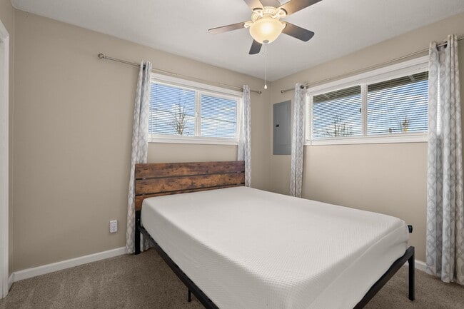 Building Photo - 2 Bedroom 1 Bath Duplex w/ Yard & Parking