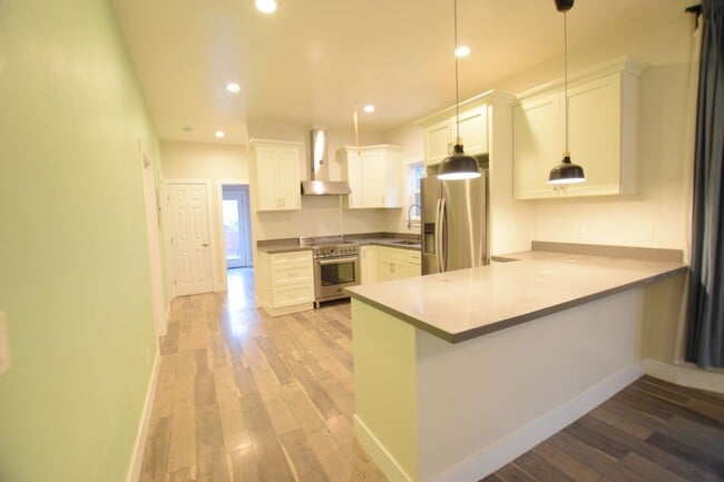 Building Photo - Stylish Oakland Retreat – 3BR, 2BA + Huge ...