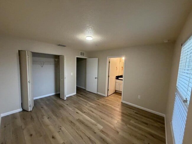 Building Photo - 10433 Chalmer St