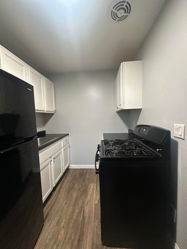 Building Photo - Vista Hermosa Apartments - All Utilities Incl