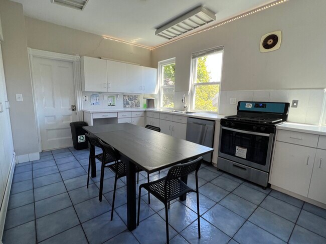 Building Photo - 1000 Memorial Dr