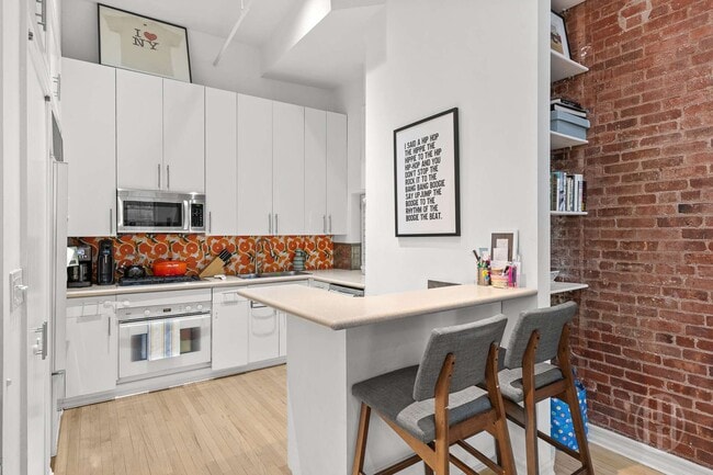 Building Photo - 426 W Broadway