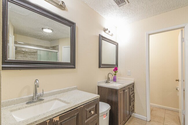 Building Photo - 12054 Plumpoint Dr