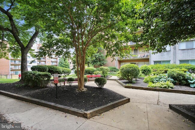 Building Photo - 5831 Quantrell Ave
