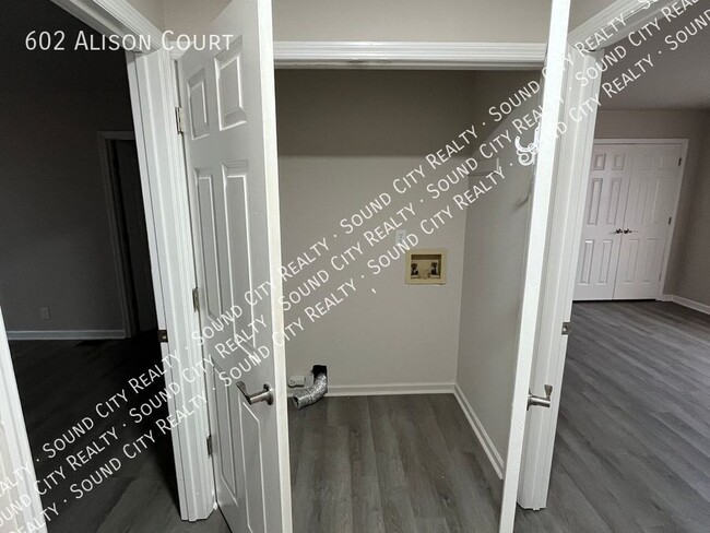 Building Photo - 602 Alison Ct