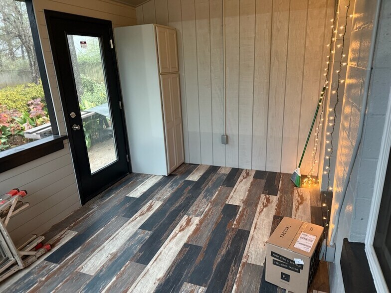 Screened porch with secure entrance with ceiling fan - 512 Macon Hwy