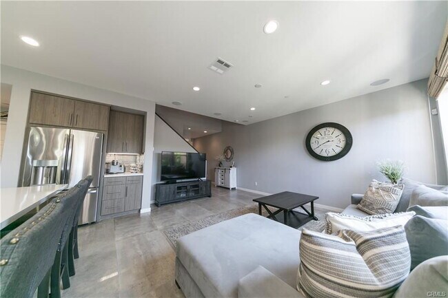 Building Photo - 308 Finch