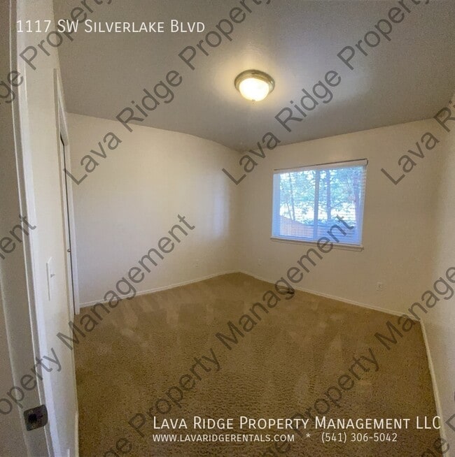 Building Photo - 1117 SW Silver Lake Blvd