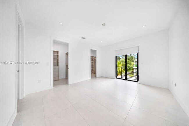 Building Photo - 2921 SW 26th St