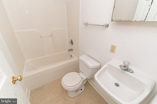 Building Photo - 804 Travers St