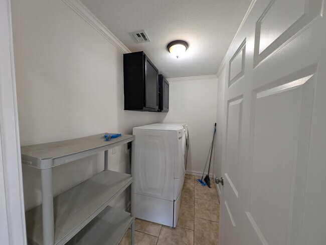 Building Photo - 4626 S Maplewood Ave