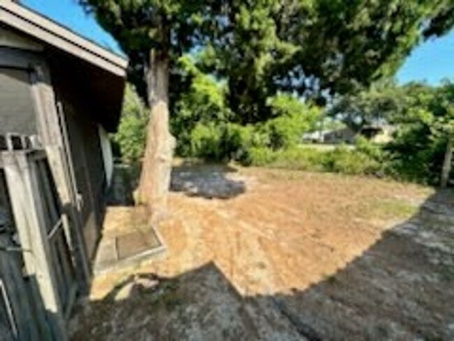 Building Photo - Beautiful home with backyard!