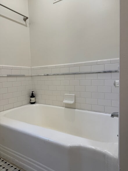 Full tiled bathtub - 9933 Robbins Dr