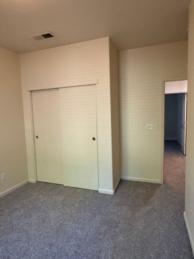 Building Photo - Available 9/1 Single level home in Lincoln...