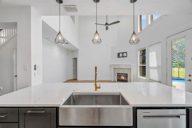 Building Photo - 3812 Lakeway Dr