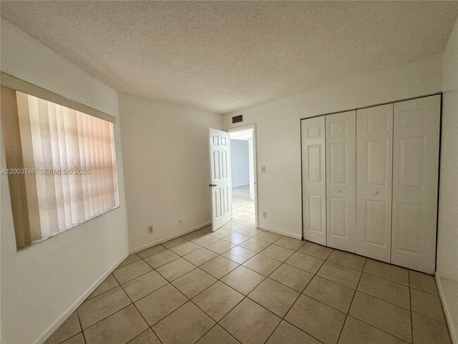 Building Photo - 4033 Lakeside Dr