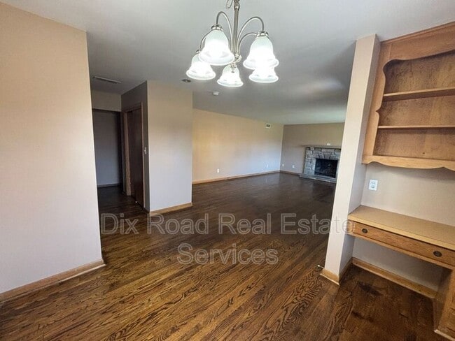 Building Photo - 110 N Heinkel Rd