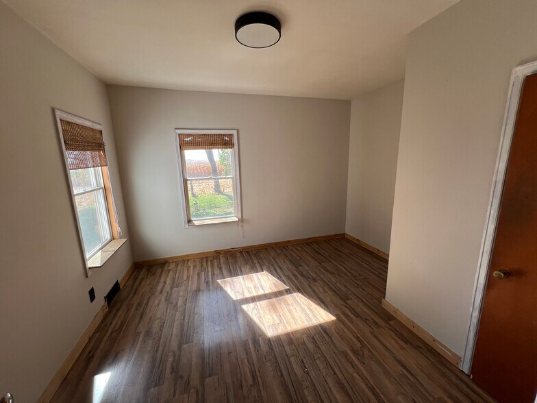 first floor se bed - 15791 N 2700 East Rd