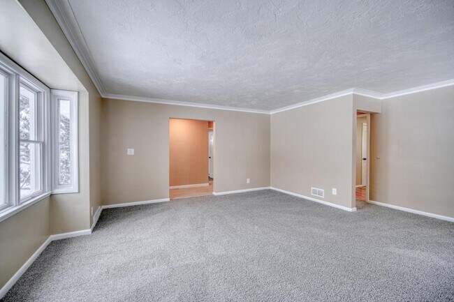 Building Photo - 225 E 25th St