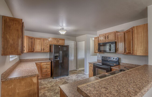 Building Photo - Centrally located 4 bedroom home!