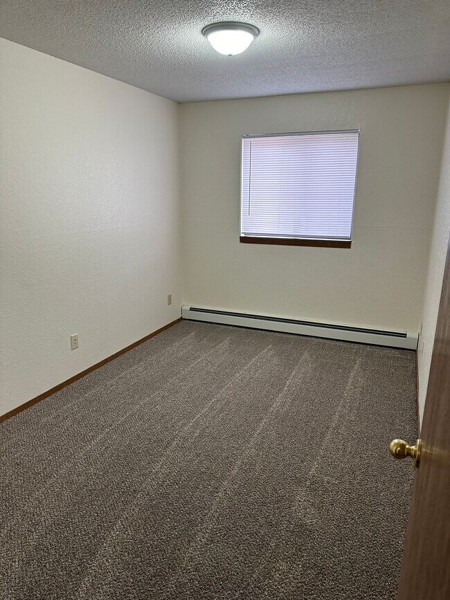 Building Photo - Four Bedroom Apartment