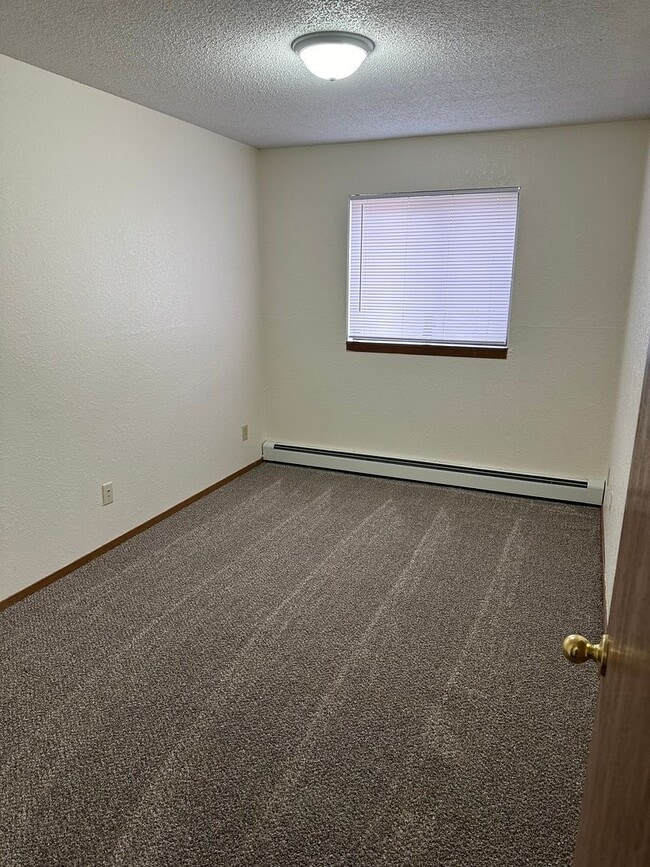 Building Photo - MOVE IN SPECIAL $1150.00 4 Bedroom Apartment