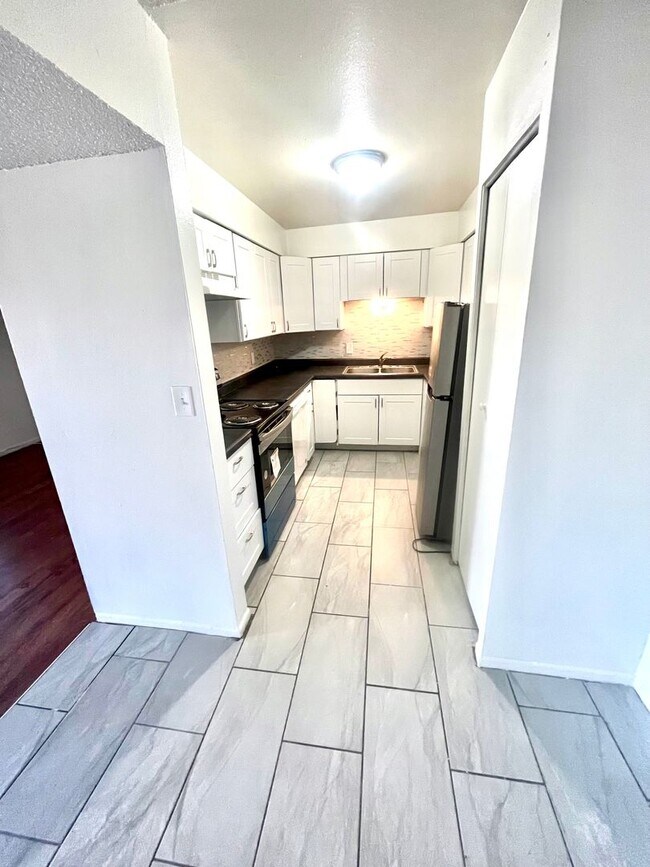 Building Photo - Spacious 3 bed, 2 bath upstairs, condo in Central Phoenix