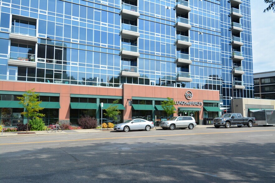 Lund's & Byerly's Grocery Store - 220 2nd St NE