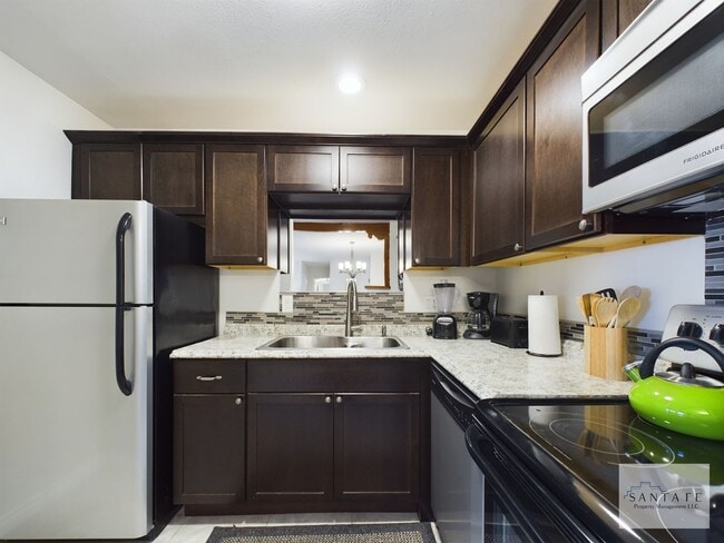 Building Photo - Gorgeous Ground Level Condo at Los Arroyos across from Hospital