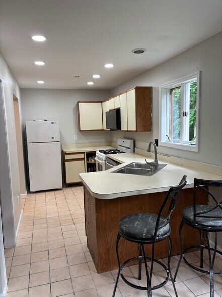 Kitchen - 113 Woodin Rd