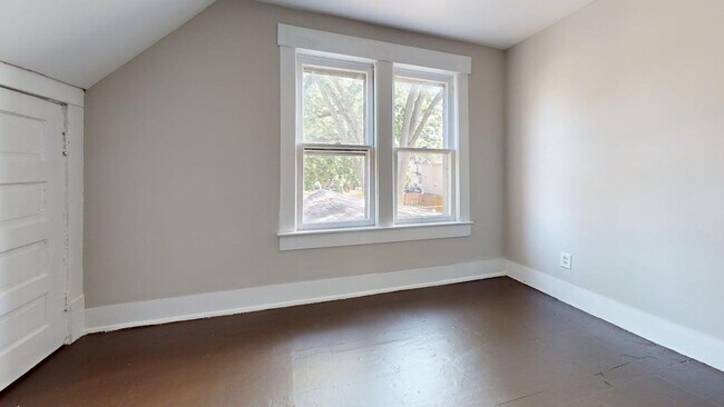 Building Photo - Beautiful 3 Bedroom 2 bathroom - Single Family Home