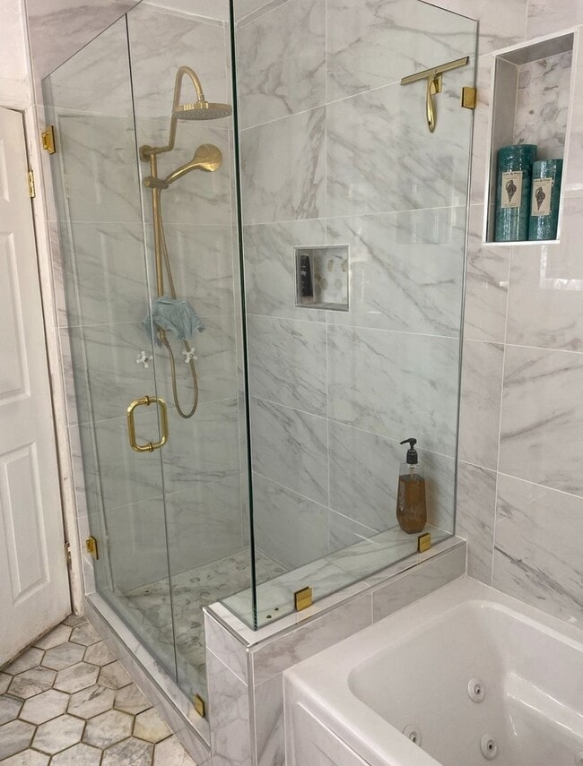 Building Photo - Luxury Meets Convenience