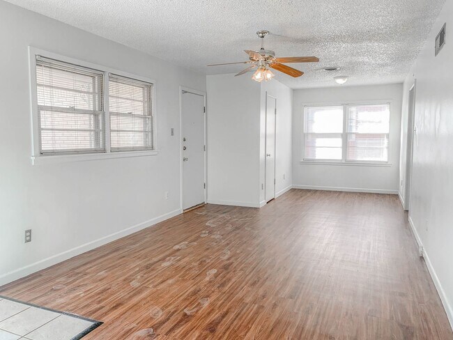 Building Photo - 2 bed 2 bath