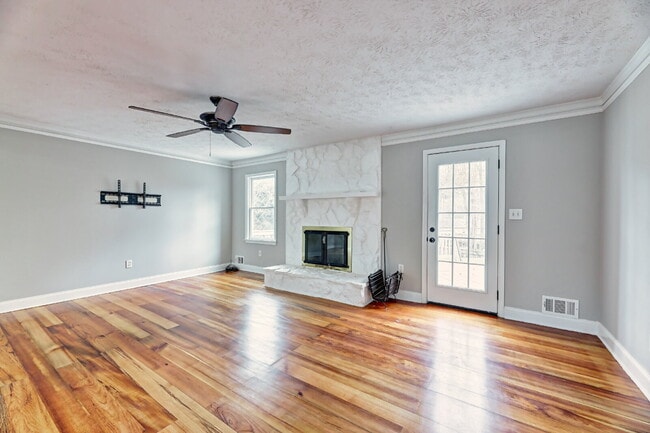 Building Photo - 4843 McPherson Dr NE