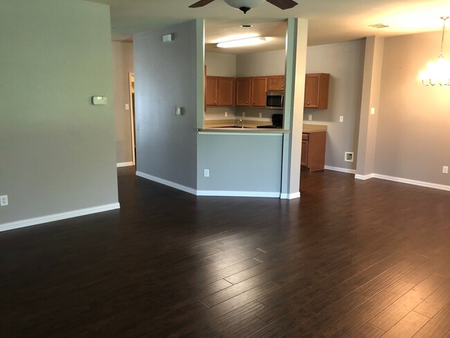 Building Photo - Roomy 4 bedroom 2.5 bath in Waxahachie!!